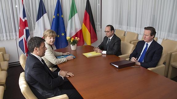 El primer ministro italiano, Matteo Renzi, la canciller alemana, Angela Merkel, el presidente francés, FranÇois Hollande, y el primer ministro británico, David Cameron. 