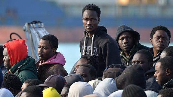 Un grupo de inmigrantes desembarca en el puerto de Catania. 
