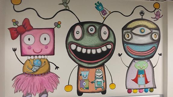 Tres robots, como los que se venderán para el proyecto, decoran una pared del área infantil de La Paz.