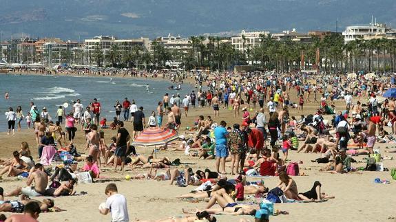 Turistas en una playa de Tarragona. 