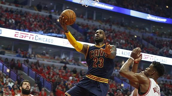 LeBron James entra a canasta. 