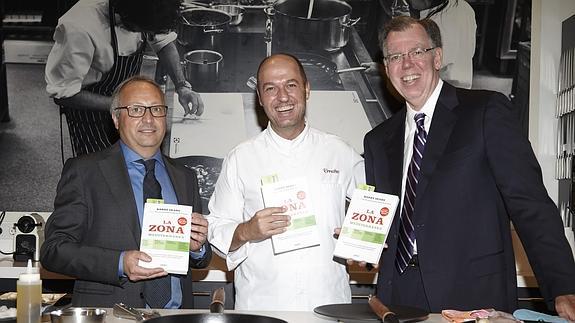 Los doctores Joan Clària y Barry Sears rodean al chef Íñigo Urrechu.