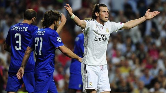 Bale (d), durante un partido contra la Juventus. 