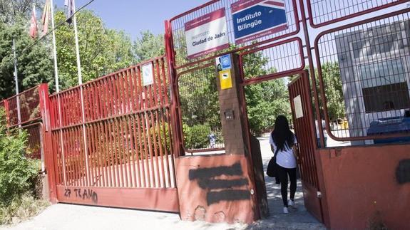 Una joven accede al IES Ciudad de Jaén.