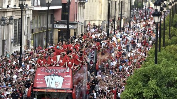 El Sevilla celebra la Europa League con su hinchada