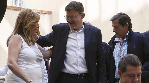 La presidenta andaluza en funciones, Susana Díaz (i), conversa con el secretario de Reformas Democráticas del PSOE, Ximo Puig (2d), junto al presidente en funciones del Principado, Javier Fernández (d).