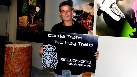 Alejandro Sanz presta su imagen a la Policía para la campaña contra la trata de seres humanos. 