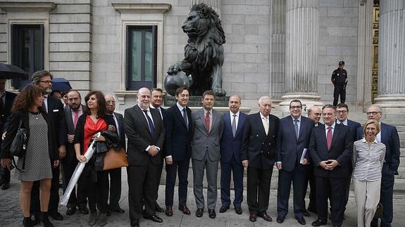 Rafael Catalá y varios parlamentarios posan junto a miembros de la comunidad judía española.