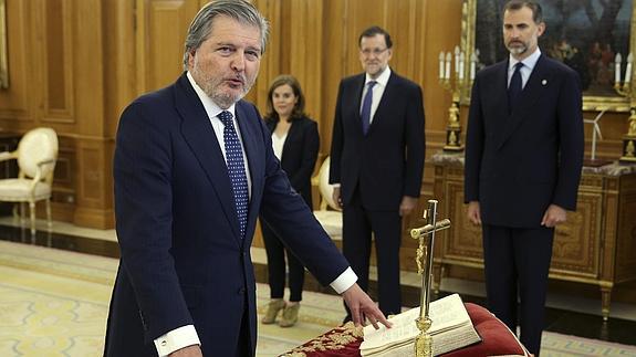 Iñigo Méndez de Vigo, en el momento de jurar su cargo como nuevo ministro de ministro de Educación, Cultura y Deporte.