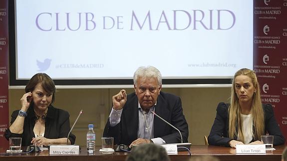 Felipe González, junto a las esposas de los presos políticos venezolanos López y Ledezma.