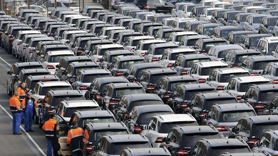 Un grupo de coches a la espera de ser matriculados. 