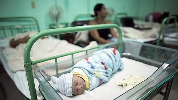 Un bebé en un hospital de Cuba.