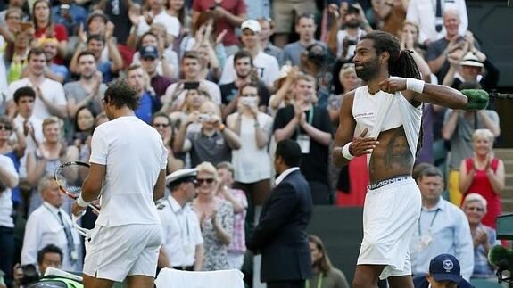 Dustin Brown muestra su tatuaje, con Nadal de espaldas. Reuters