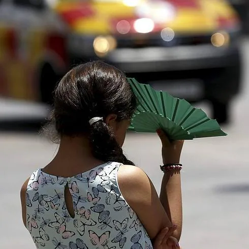 Una joven se abanica para combatir el calor en Madrid.