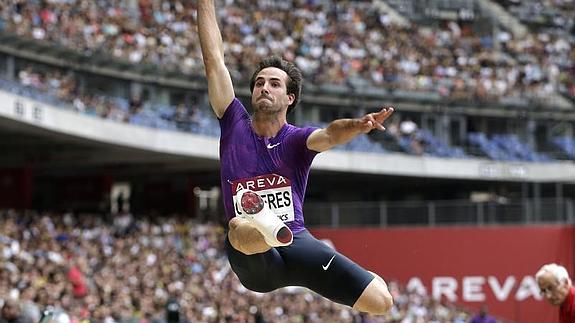 Eusebio Cáceres, durante su salto en París. 