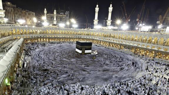 Multitud de fieles en torno a la Kaaba, en La Meca.