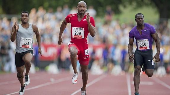 El jamaicano Asafa Powel disputa una prueba de 100 metros. 