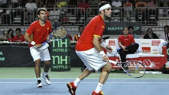 Los tenistas españoles Marc López (i) y David Marrero (d).