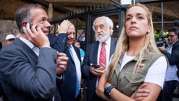De izquierda a derecha, los senadores españoles Ander Gil, Iñaki Anasagasti y José Maldonado esperan junto a la esposa del dirigente opositor venezolano Leopoldo López, Lilian Tintori.