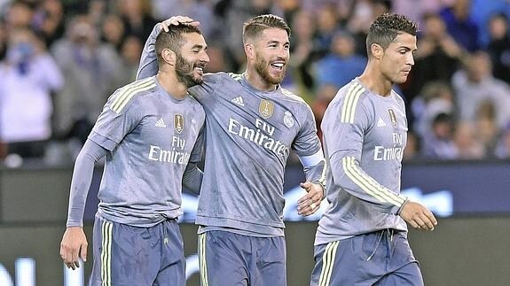 Los jugadores del Madrid celebran un gol. 