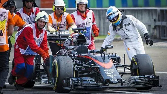 Alonso tuvo que empujar su McLaren durante la clasificación. 