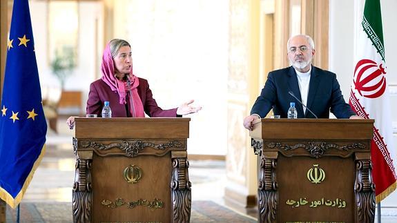 La responsable de la política exterior de la UE, Federica Mogherini, y el ministro de Exteriores iraní, Mohamad Yavad Zarif.