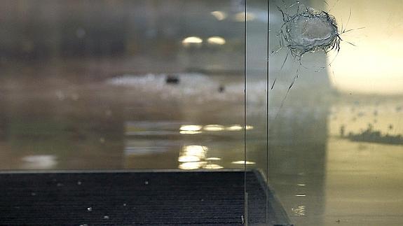 Uno de los impactos de bala en el Hotel Silken situado en la Rambla de Barcelona .
