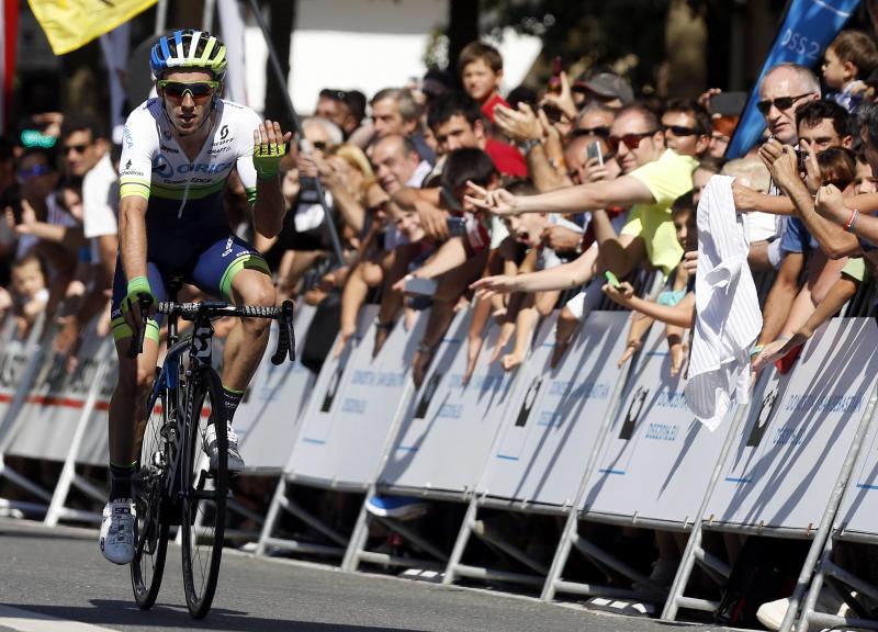 Adam Yates celebra su victoria. 