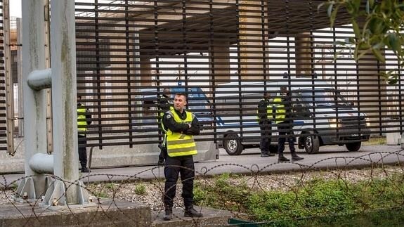 Policías franceses vigilan la zona. 