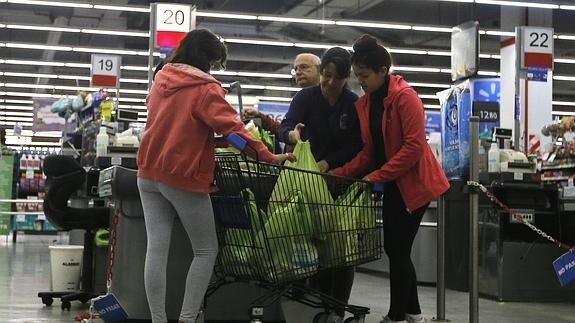 Una familia haciendo la compra. 