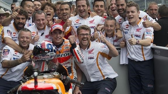 Marc Márquez celebra su triunfo en Indianápolis con el equipo. 
