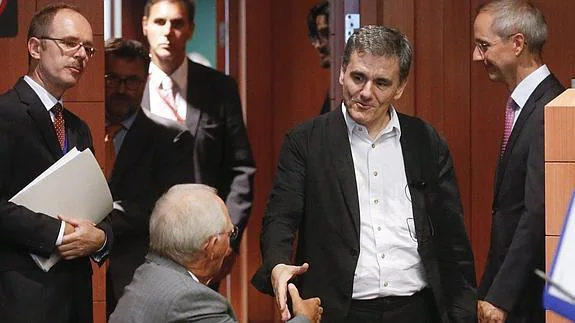 El ministro de Finanzas griego, Euclides Tsakalotos (d), estrecha la mano de su homólogo alemán, Wolfgang Schäuble.