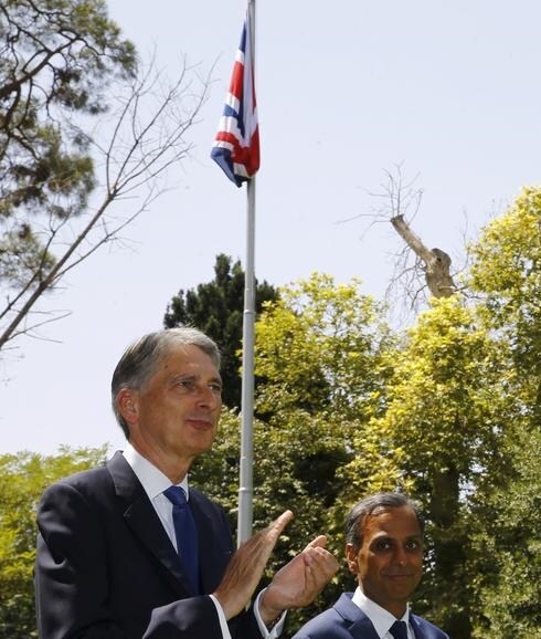 El ministro de Exteriores británico, tras izar la 'Union Jack'. 