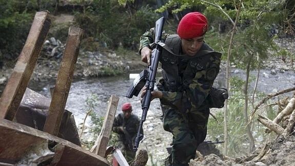 Dos militares colombianos vigilan la frontera. 