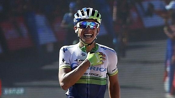 Esteban Chaves celebra su triunfo en Cazorla.