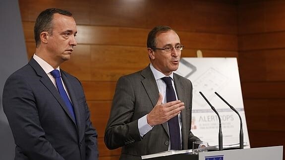 El secretario de Estado de Seguridad, Francisco Martínez, y el ministro de Sanidad, Alfonso Alonso, en la Moncloa.