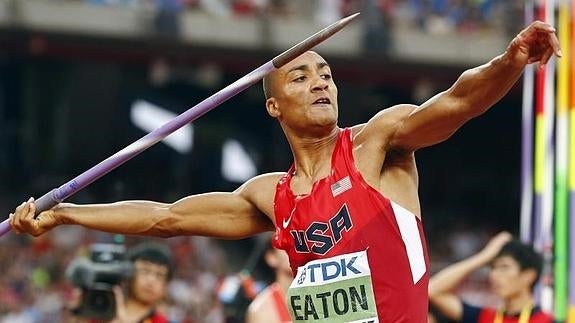 Ashton Eaton lanza la jabalina. 