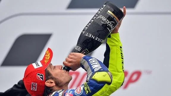 Valentino Rossi celebra su victoria en Silverstone. 