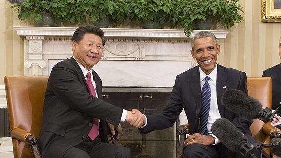 El presidente chino, Xi Jinping (i) y su homólogo estadounidense Barack Obama (d) durante su encuentro en el Despacho Oval de la Casa Blanca, Washington.