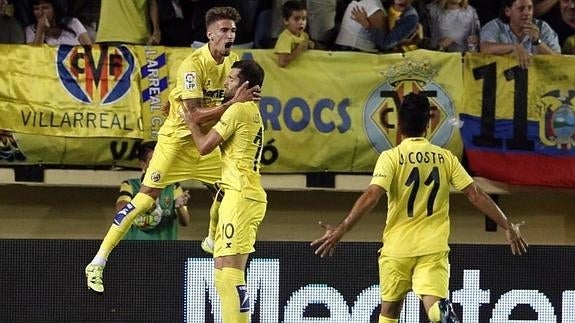 Los jugadores del Villarreal celebran el gol de Baptistao. 