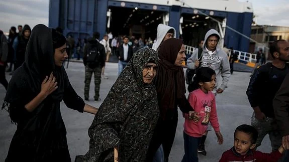 Una familia de refugiados llega a Atenas.