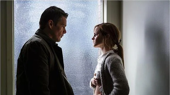 Ethan Hawke y Emma Watson en 'Regresión'.