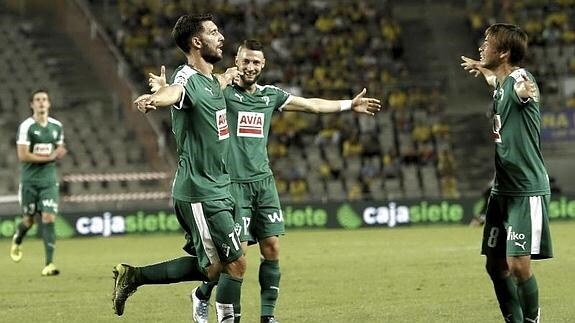 Los jugadores del Eibar celebran el segundo gol ante Las Palmas. 