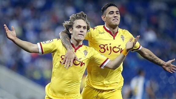 Halilovic (i) y Sanabria (d) celebran el gol ante el Espanyol. 