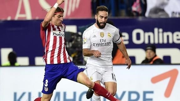 Carvajal (d) pelea por la pelota con Filipe Luís (i). 