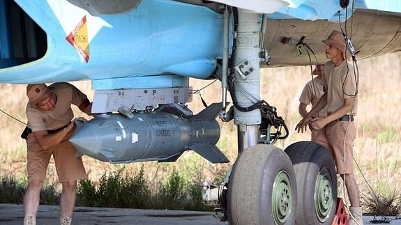 Técnicos rusos preparando un avión de combate. 