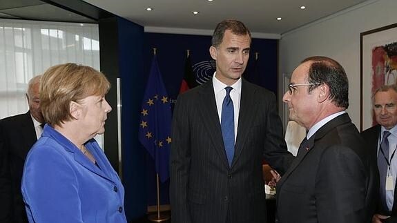 Merkel y Hollande conversan con Felipe VI. 