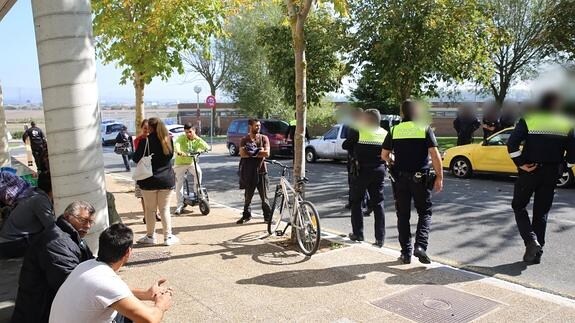 Policías ejecutando un desahucio. 