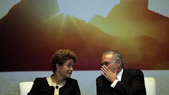 La presidenta de Brasil, Dilma Rousseff, y su vicepresidente, Michel Temer, hablan en un acto para promocionar el turismo de los Juegos Olímpicos de Río 2016, el pasado miércoles en Brasilia.