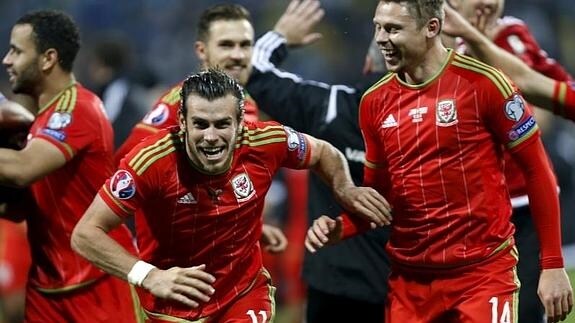 Gareth Bale celebra la clasificación de su selección. 